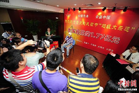 彩民戴孫悟空面具領(lǐng)走1.7億元 捐500萬(wàn)做慈善