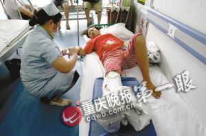 電梯幾秒躥升17層樓卡住 母女受困3小時(shí)多處骨折