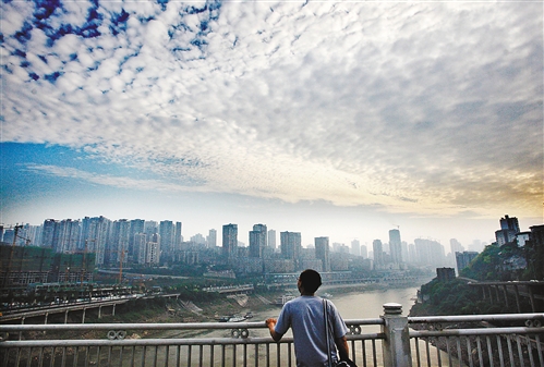 “剛蘇醒的重慶，天空好美”
