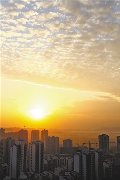 “剛蘇醒的重慶，天空好美”
