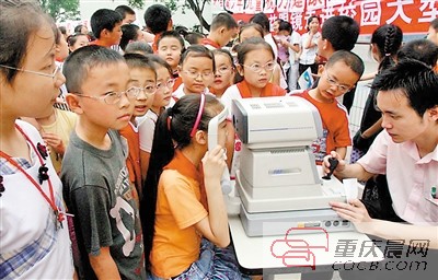 重慶小學生近視率高達50% 一年級就有很多眼鏡哥