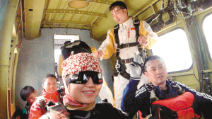 重慶首個(gè)跳傘俱樂(lè)部開張迎客 跳一次7分鐘要價(jià)4880元