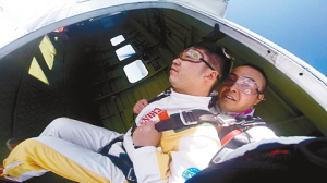 重慶首個(gè)跳傘俱樂(lè)部開張迎客 跳一次7分鐘要價(jià)4880元