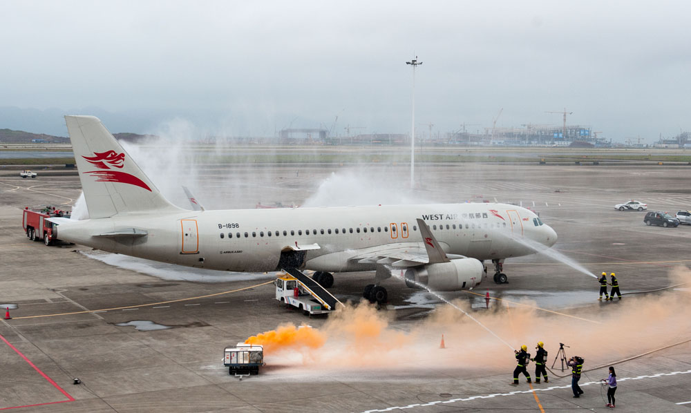 重慶江北國(guó)際機(jī)場(chǎng)舉行危險(xiǎn)品航空運(yùn)輸泄漏應(yīng)急處置演練