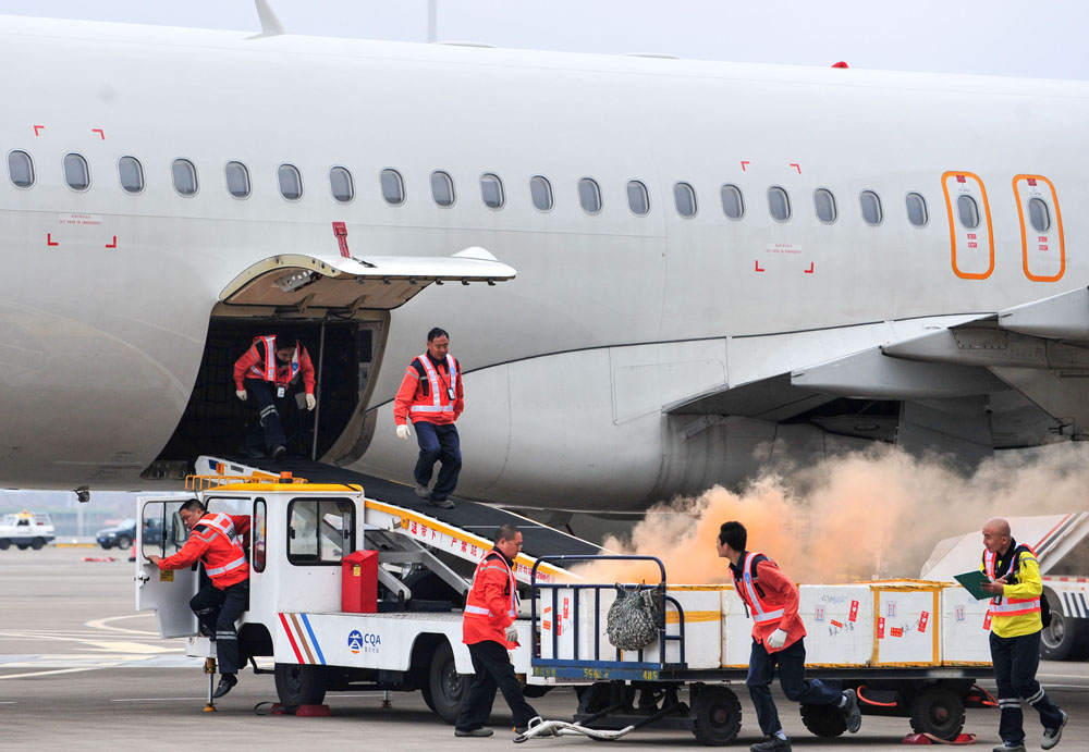 重慶江北國際機(jī)場舉行危險品航空運輸泄漏應(yīng)急處置演練