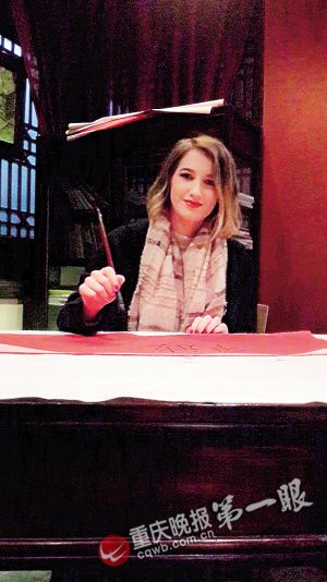 為她拎包 煮小面 重慶男人浪漫起來法國(guó)女神都擋不住