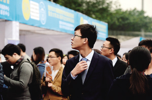 重慶大學(xué)生爭當(dāng)導(dǎo)購員 去迪拜掙土豪的錢