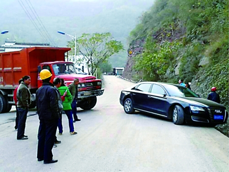 重慶一奧迪A8司機(jī)稱開夜車靠吸毒提神？你信嗎