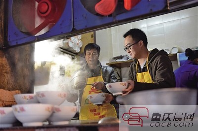 人大畢業(yè)年薪40萬(wàn) 重慶小伙北京辭職回渝學(xué)做小面！