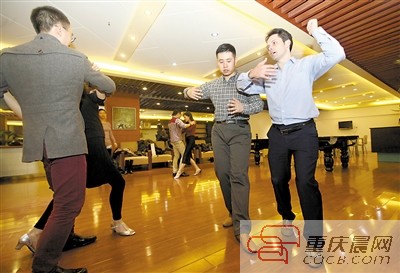 美國(guó)小伙來(lái)重慶“安居樂(lè)業(yè)”：白天做高管 晚上教探戈