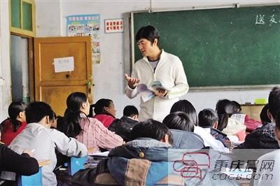 重慶男生為讓妹妹念書瞞著親人打工養(yǎng)家 晚7年上大學(xué)