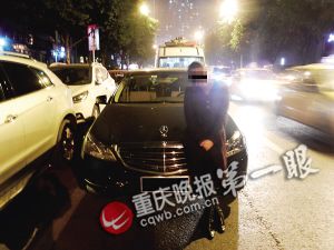 “我喝醉了” 漂亮奔馳女司機(jī)為何找警察自投落網(wǎng)
