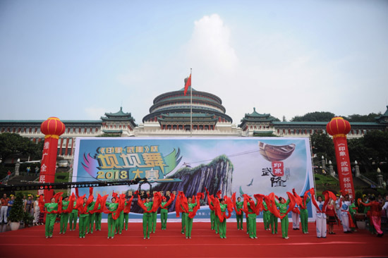 “壩壩舞”結(jié)合“川江號(hào)子” 重慶大媽創(chuàng)新演繹傳統(tǒng)文化