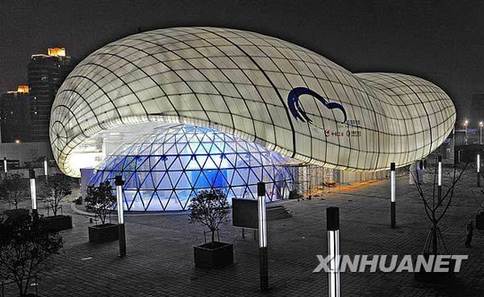 上海世博園區(qū)流光溢彩迎接開(kāi)幕倒計(jì)時(shí)30天