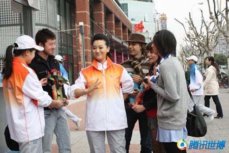 世博志愿者之歌MV開拍 譚晶現(xiàn)場演京劇