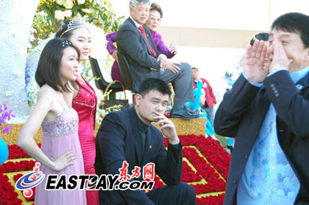 上海世博花車盛妝登場(chǎng) 姚明成龍參加彩排