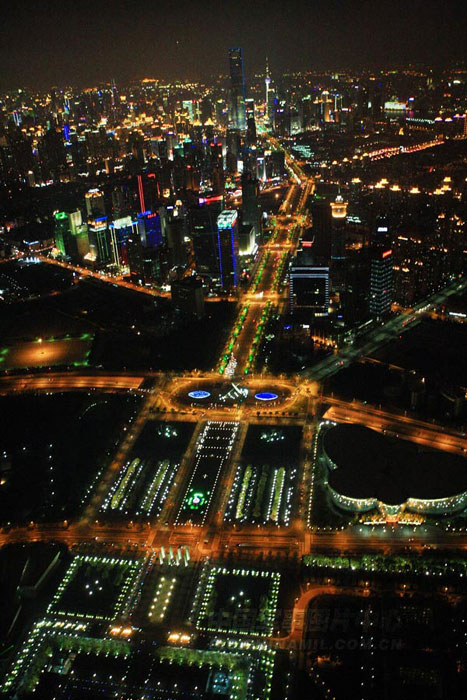 世博會(huì)開幕在即 空中體驗(yàn)夜上海