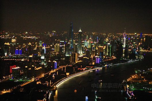 世博會(huì)開幕在即 空中體驗(yàn)夜上海