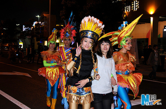 世博會巡游彩車進(jìn)行最后一次帶妝彩排