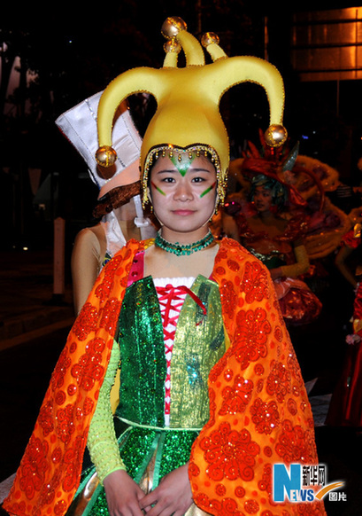 世博會(huì)巡游彩車進(jìn)行最后一次帶妝彩排