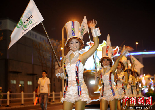 世博盛裝夜巡游 花車(chē)美女盡顯異域風(fēng)情