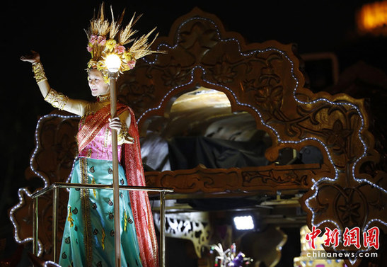 世博盛裝夜巡游 花車(chē)美女盡顯異域風(fēng)情