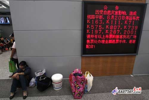上海南站2萬(wàn)游客因暴雨滯留 可全價(jià)退票
