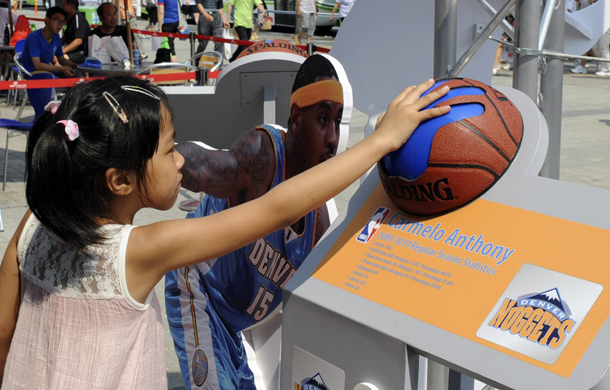美國館外游客現(xiàn)場與NBA巨星
