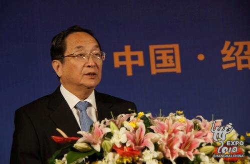中共中央政治局委員、上海市委書記俞正聲在“經(jīng)濟(jì)轉(zhuǎn)型與城鄉(xiāng)互動(dòng)”主題論壇開幕式上的致辭