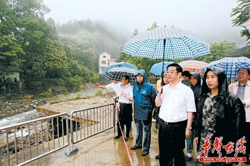 湖南省委書記周強冒險深入災區(qū)農家察民情