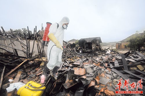 湖南省委書記周強(qiáng)冒險深入災(zāi)區(qū)農(nóng)家察民情