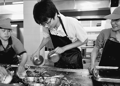 大學(xué)生在餐廳收碗視頻走紅 速度快被稱無(wú)影手(圖)
