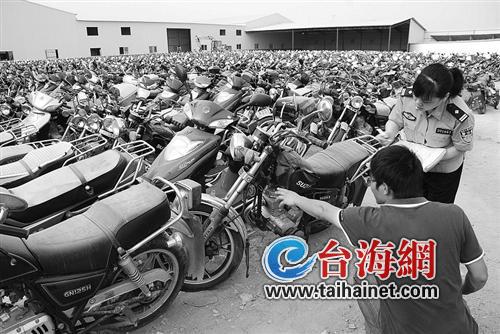 汽車無環(huán)保標志擬明年起限行 11個辦證點可領取