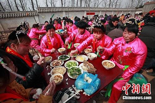 河南濮陽(yáng)萬人同吃一鍋飯 共祭始祖舜帝（圖）