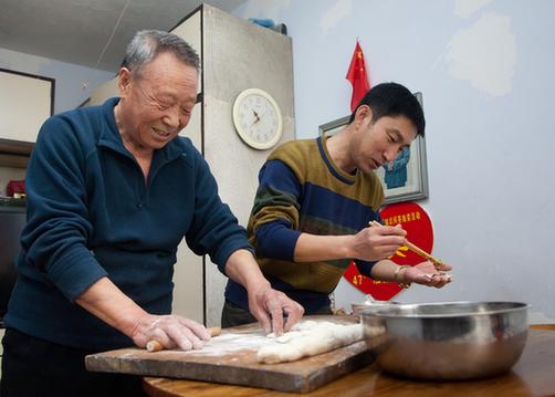 “代理兒女”讓城市“空巢老人”不再孤單