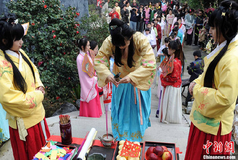 福建漢服愛好者依傳統(tǒng)禮儀舉行花朝節(jié)民俗活動(dòng)