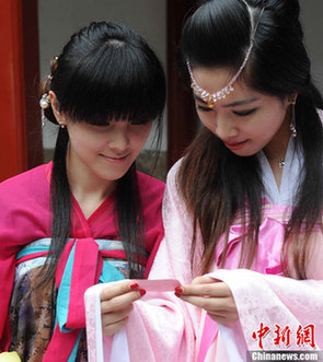 福建漢服愛(ài)好者依傳統(tǒng)禮儀舉行花朝節(jié)民俗活動(dòng)