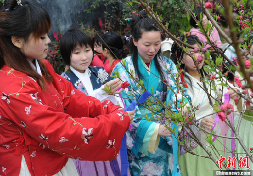 福建漢服愛(ài)好者依傳統(tǒng)禮儀舉行花朝節(jié)民俗活動(dòng)