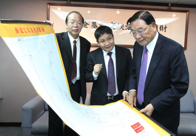 臺(tái)灣?；鶗?huì)董事長(zhǎng)江丙坤會(huì)見(jiàn)福建省江氏委員會(huì)會(huì)長(zhǎng)江東廷
