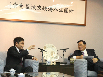臺(tái)灣?；鶗?huì)董事長(zhǎng)江丙坤會(huì)見(jiàn)福建省江氏委員會(huì)會(huì)長(zhǎng)江東廷
