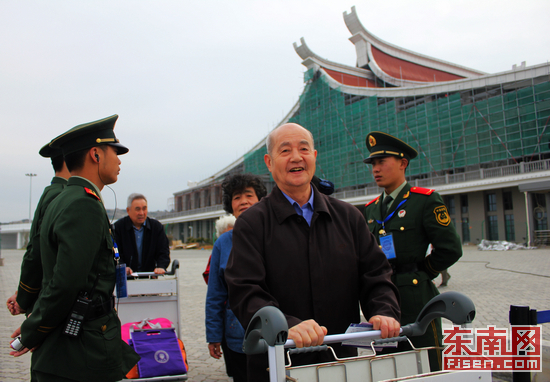 海峽號(hào)迎首個(gè)火車旅游專列 乘客開啟海景之旅