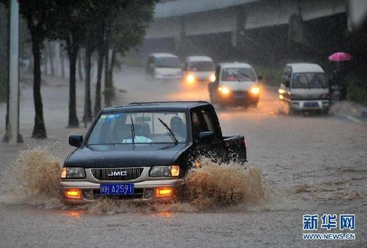 福建遭受強(qiáng)雷電和雷雨侵襲（組圖）