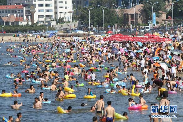 多地遭遇高溫天——青島海濱浴場成“人海”