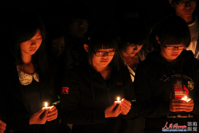 福州高校為雅安祈福：“四川雄起！雅安不哭！”