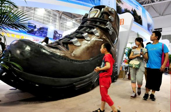 長4米高3.2米巨型鞋模亮相福州