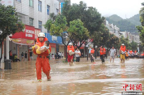 福建暴雨持續(xù) 逾10萬人受災(zāi)直接經(jīng)濟損失1.3億