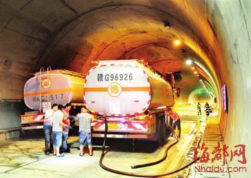 福州繞城高速上油罐車撞上隧道壁 過往司機(jī)棄車而逃