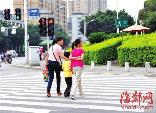 福州不少市民理直氣壯闖紅燈：等警察罰款再說(shuō)(組圖)