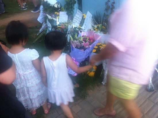 廈門市民前往事發(fā)地自發(fā)哀悼 8學生仍失蹤