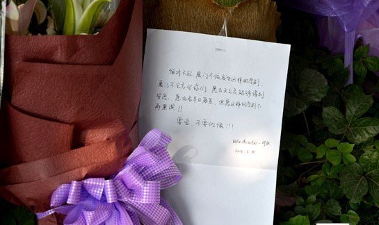 廈門市民前往事發(fā)地自發(fā)哀悼 8學生仍失蹤
